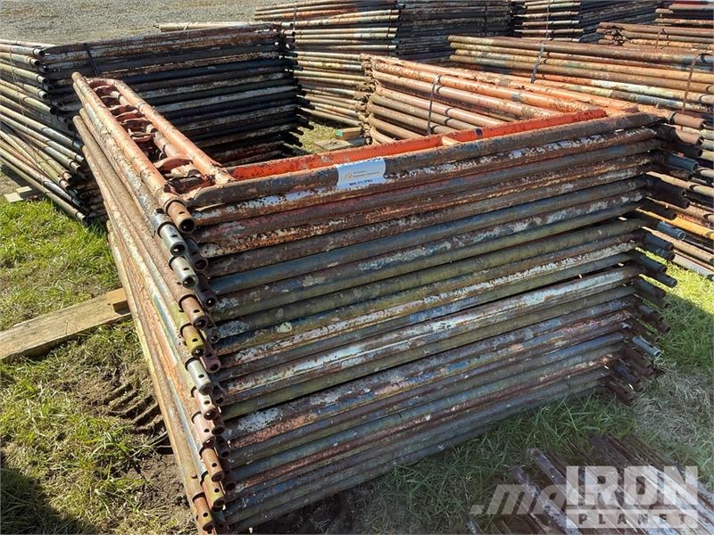 Quantity of (50) Braces and (25) Panels for Scaffo Equipamento de andaimes