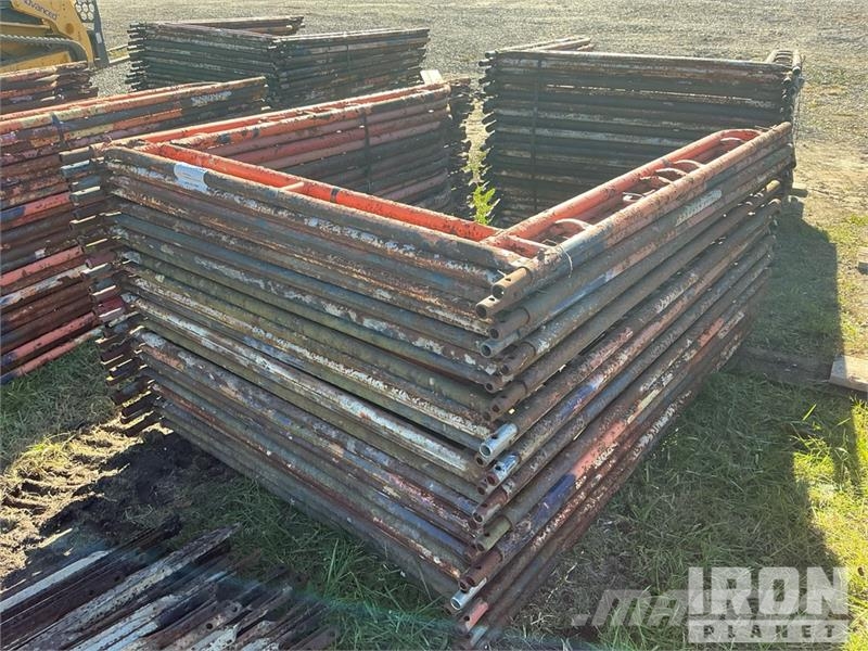 Quantity of (50) Braces and (25) Panels for Scaffo Equipamento de andaimes