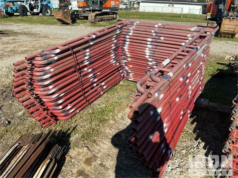Quantity of (50) Braces and (25) Panels for Scaffo Equipamento de andaimes