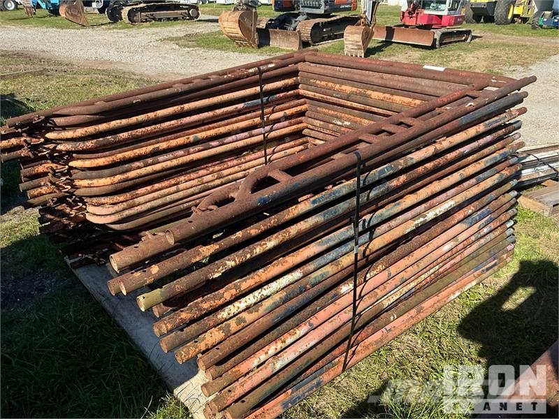Quantity of (50) Braces and (25) Panels for Scaffo Equipamento de andaimes