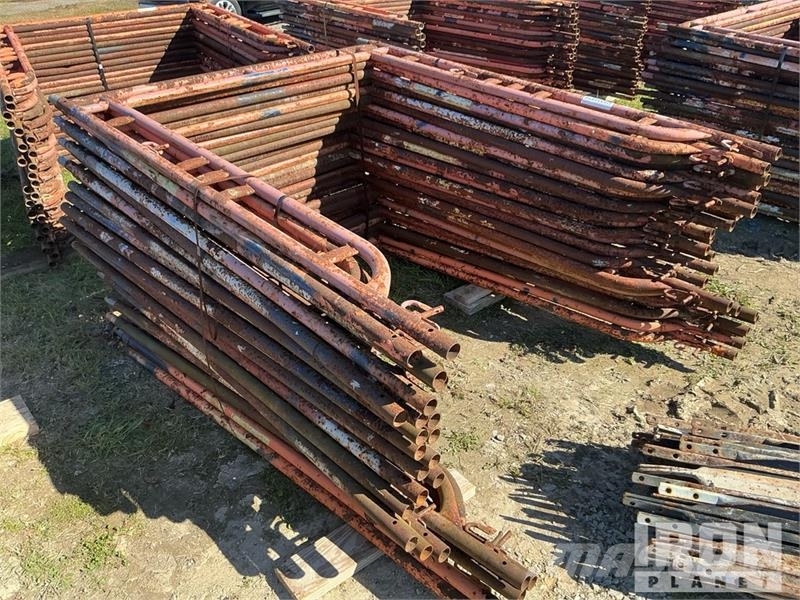 Quantity of (50) Braces and (25) Panels for Scaffo Equipamento de andaimes