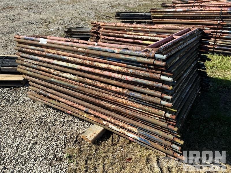 Quantity of (50) Braces and (25) Panels for Scaffo Equipamento de andaimes