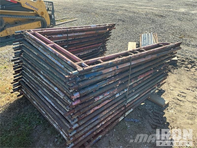 Quantity of (50) Braces and (25) Panels for Scaffo Equipamento de andaimes
