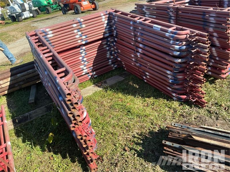 Quantity of (50) Braces and (25) Panels for Scaffo Equipamento de andaimes