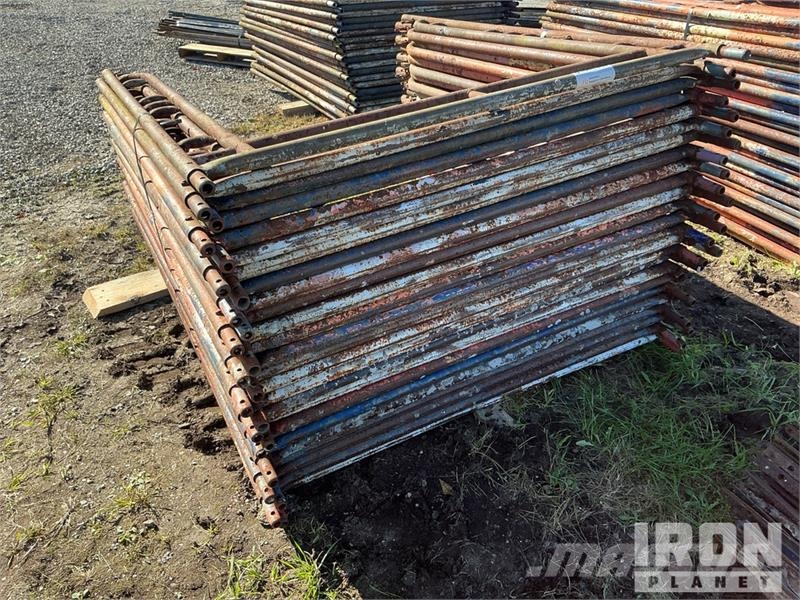 Quantity of (50) Braces and (25) Panels for Scaffo Equipamento de andaimes