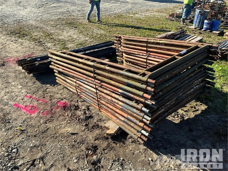 Quantity of (50) Braces and (19) Panels for Scaffo Equipamento de andaimes
