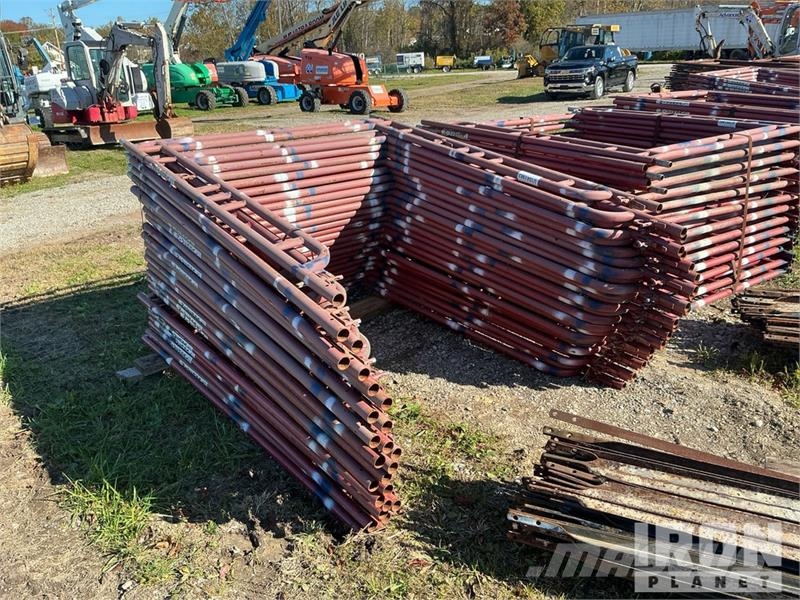 Quantity of (50) Braces and (25) Panels for Scaffo Equipamento de andaimes