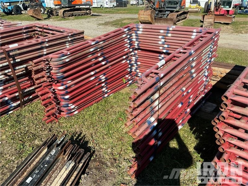 Quantity of (50) Braces and (25) Panels for Scaffo Equipamento de andaimes