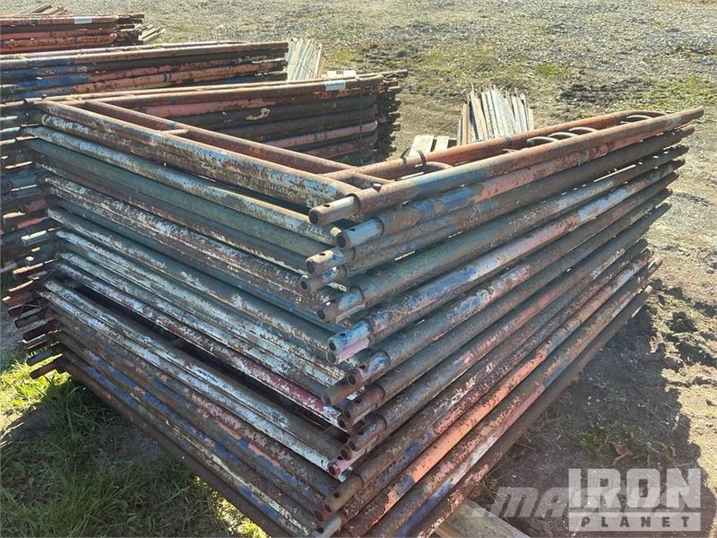 Quantity of (50) Braces and (25) Panels for Scaffo Equipamento de andaimes