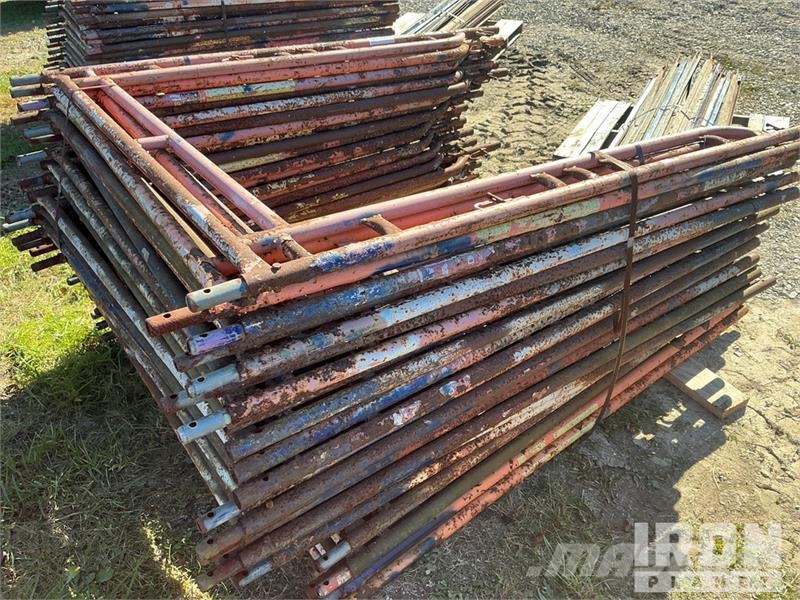 Quantity of (50) Braces and (25) Panels for Scaffo Equipamento de andaimes