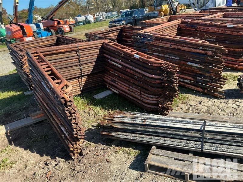 Quantity of (50) Braces and (25) Panels for Scaffo Equipamento de andaimes