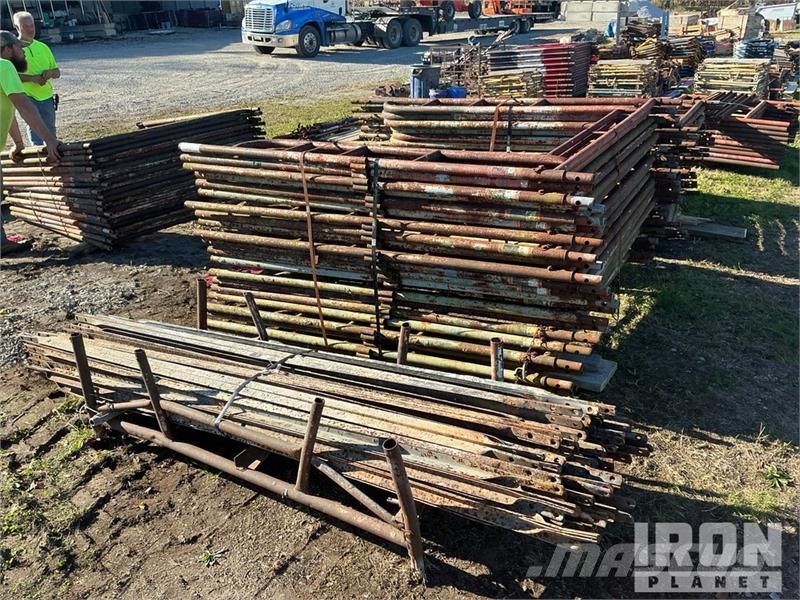 Quantity of (50) Braces and (40) Panels for Scaffo Equipamento de andaimes