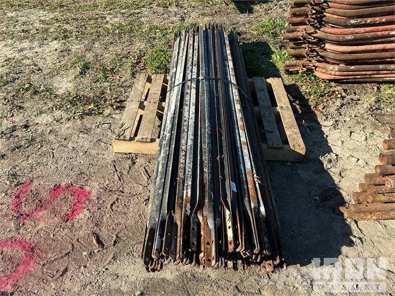 Quantity of (50) Braces and (19) Panels for Scaffo Equipamento de andaimes