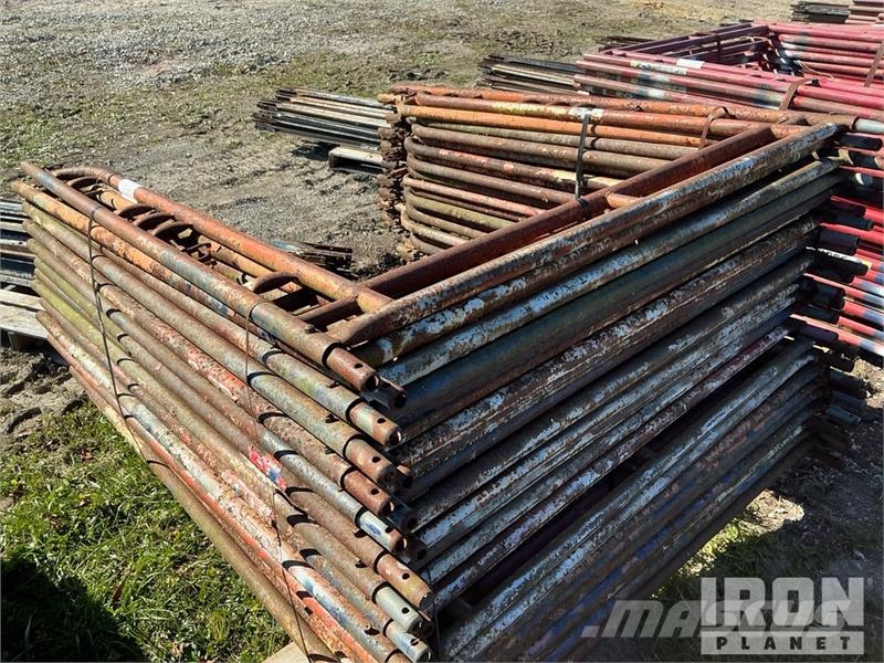 Quantity of (50) Braces and (25) Panels for Scaffo Equipamento de andaimes