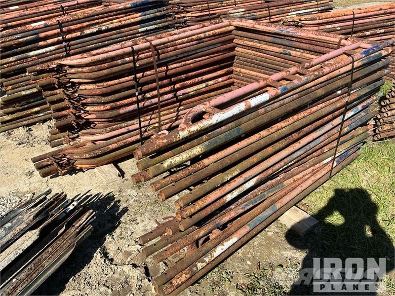Quantity of (50) Braces and (25) Panels for Scaffo Equipamento de andaimes