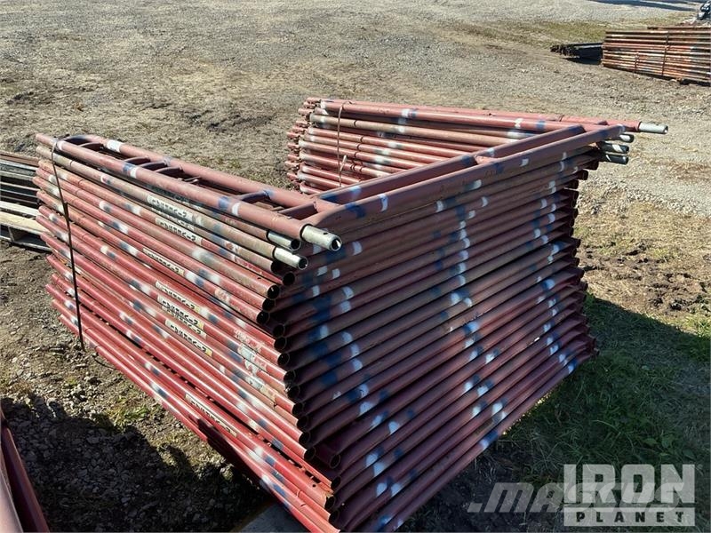 Quantity of (50) Braces and (25) Panels for Scaffo Equipamento de andaimes