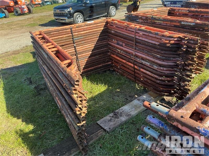 Quantity of (50) Braces and (25) Panels for Scaffo Equipamento de andaimes