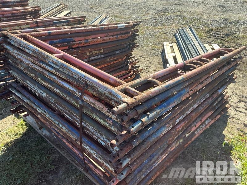 Quantity of (50) Braces and (25) Panels for Scaffo Equipamento de andaimes