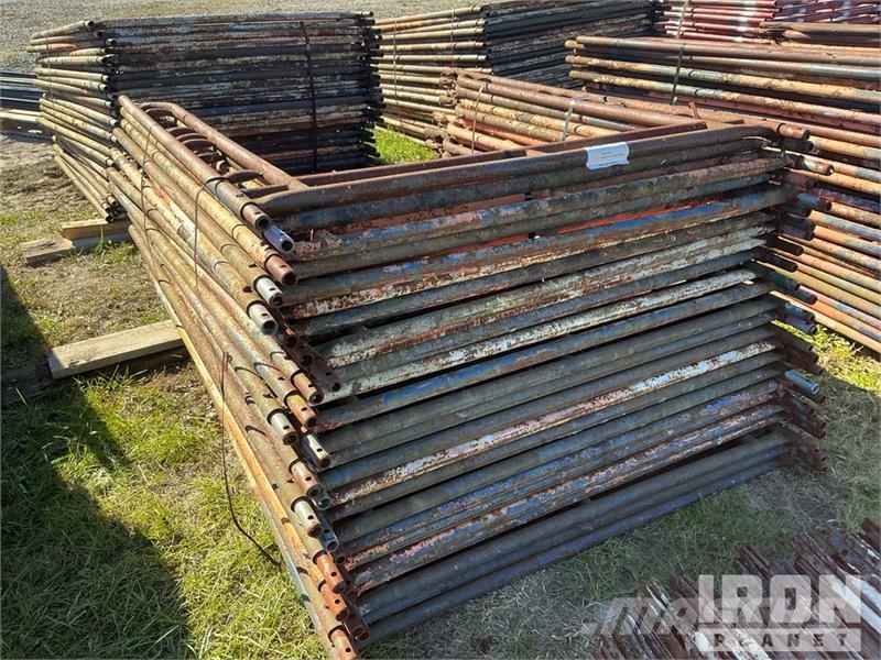 Quantity of (50) Braces and (25) Panels for Scaffo Equipamento de andaimes
