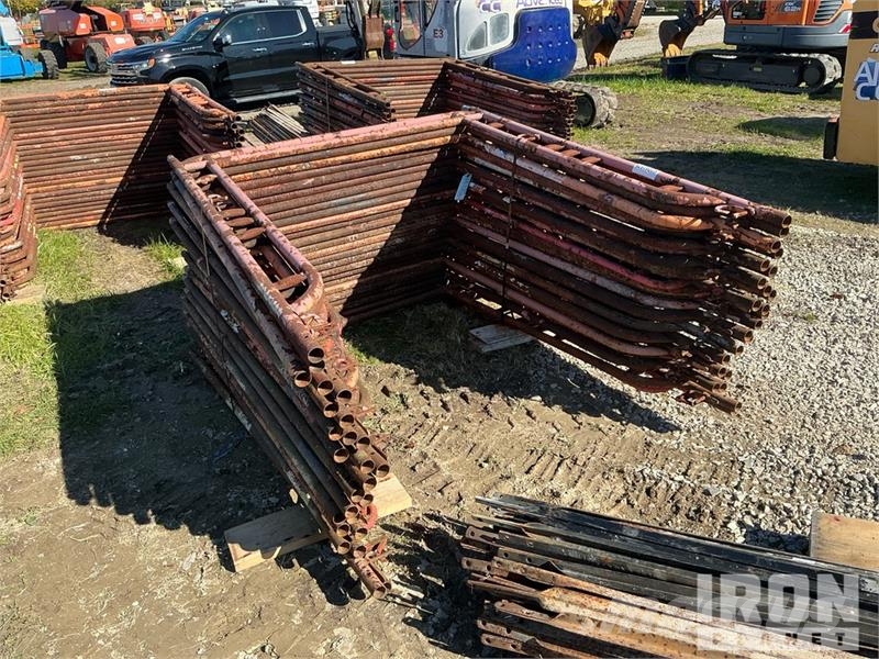 Quantity of (50) Braces and (25) Panels for Scaffo Equipamento de andaimes
