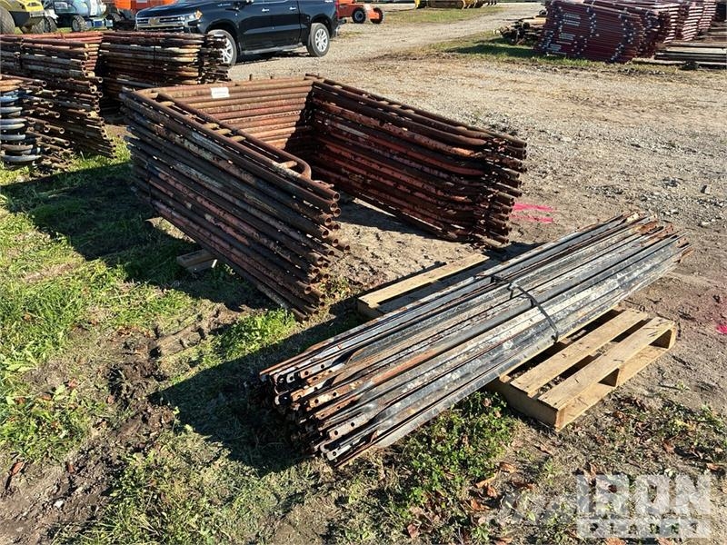 Quantity of (50) Braces and (19) Panels for Scaffo Equipamento de andaimes