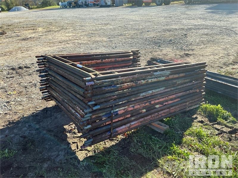 Quantity of (50) Braces and (19) Panels for Scaffo Equipamento de andaimes