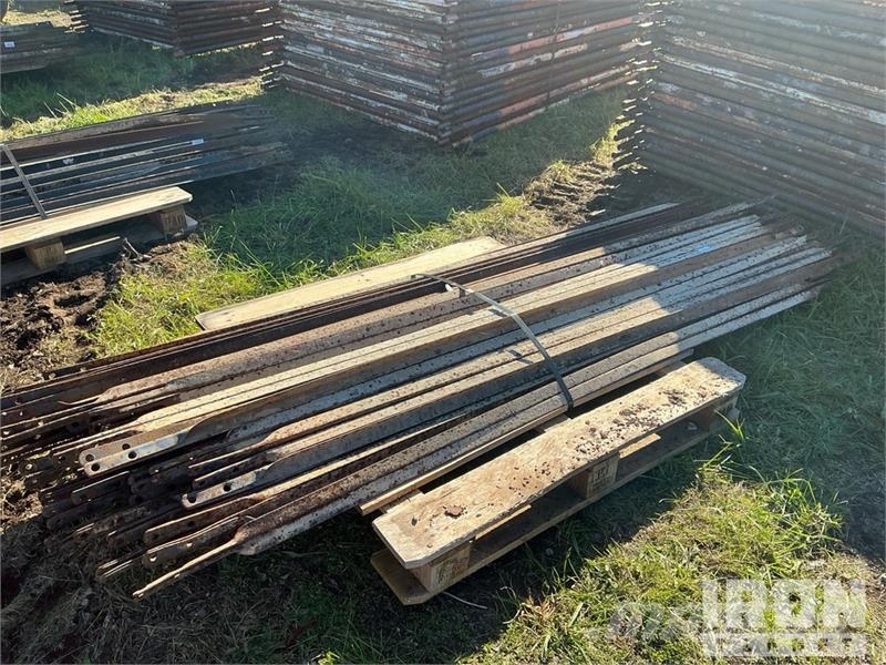 Quantity of (50) Braces and (25) Panels for Scaffo Equipamento de andaimes