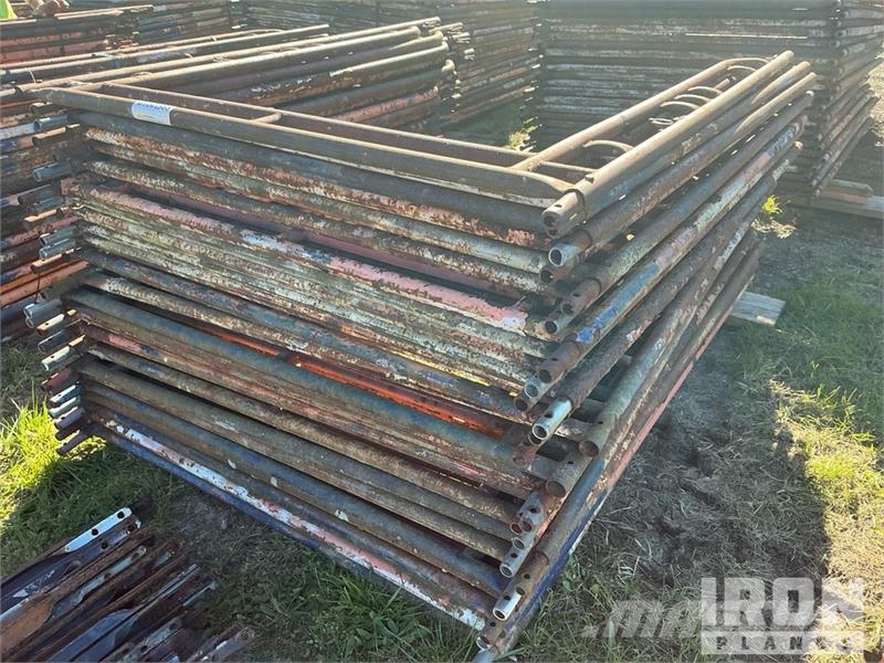 Quantity of (50) Braces and (25) Panels for Scaffo Equipamento de andaimes