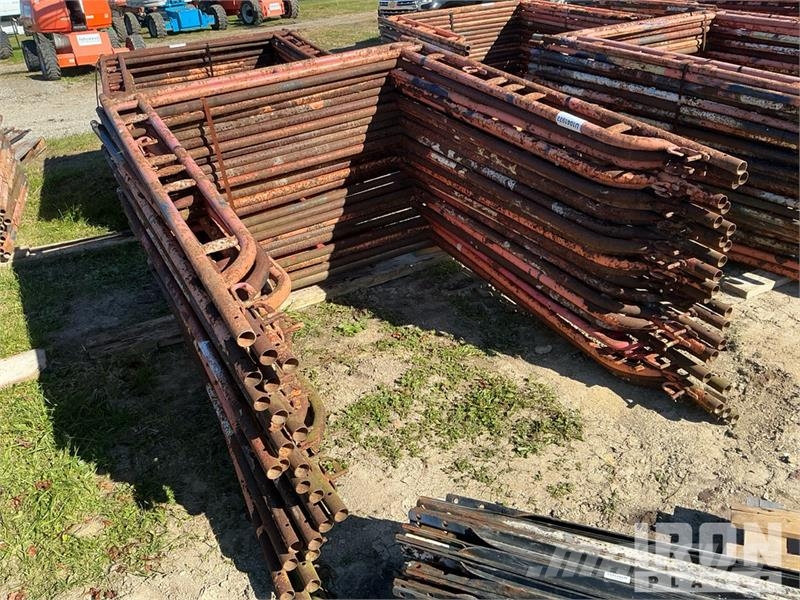 Quantity of (50) Braces and (25) Panels for Scaffo Equipamento de andaimes