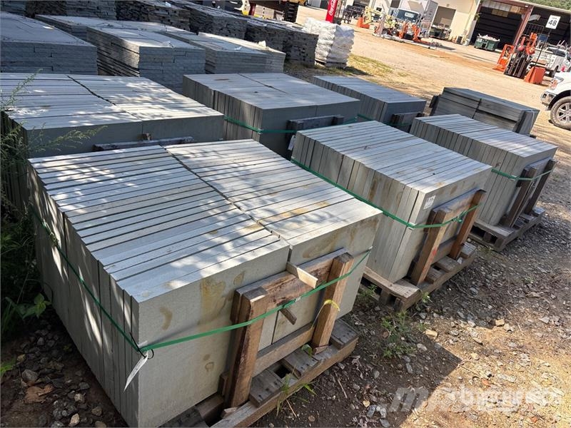 Quantity of (7) Pallets of 1.5 inch Bluestone Pave Otra maquinaria agrícola