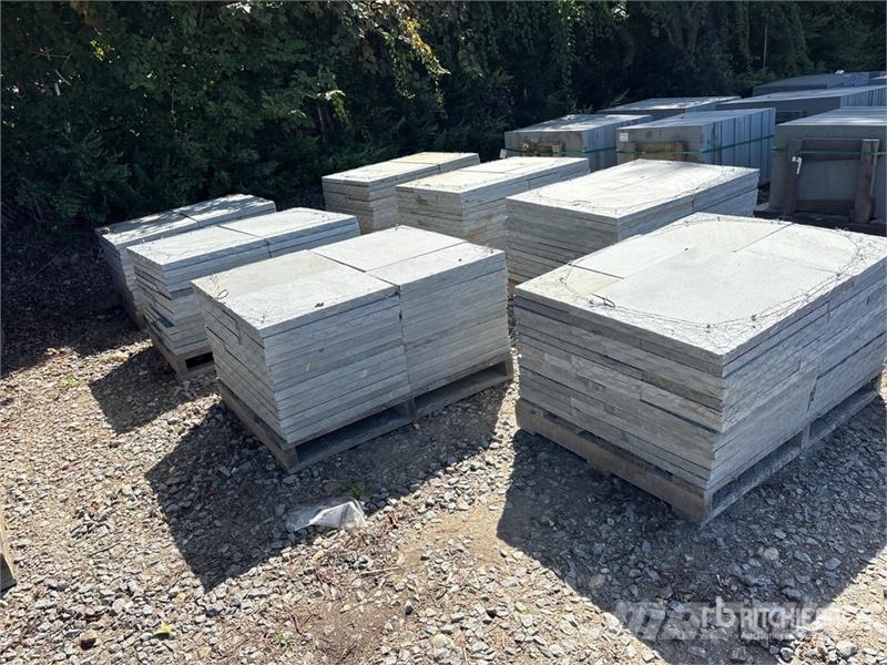 Quantity of (7) Pallets of 1.5 inch Bluestone Pave Sonstige Landmaschinen