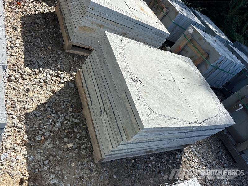 Quantity of (7) Pallets of 1.5 inch Bluestone Pave Sonstige Landmaschinen
