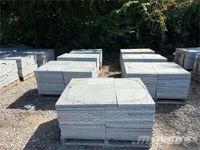 Quantity of (7) Pallets of 1.5 inch Bluestone Pave Sonstige Landmaschinen