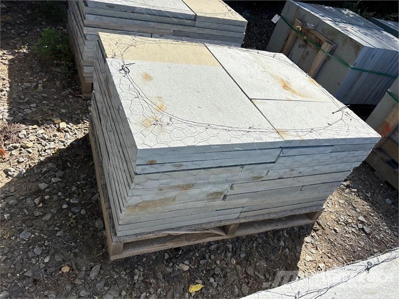 Quantity of (7) Pallets of 1.5 inch Bluestone Pave Sonstige Landmaschinen