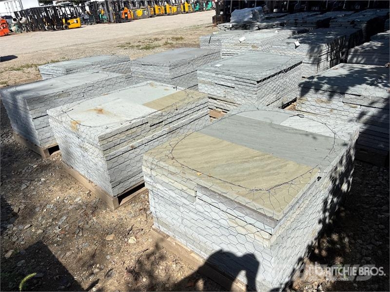 Quantity of (7) Pallets of 1.5 inch Bluestone Pave Sonstige Landmaschinen