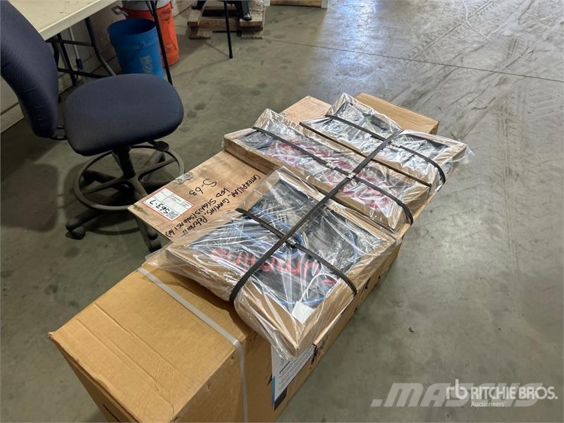 Quantity of Caterpillar, Cummins, Peterbilt Neon S Outros componentes