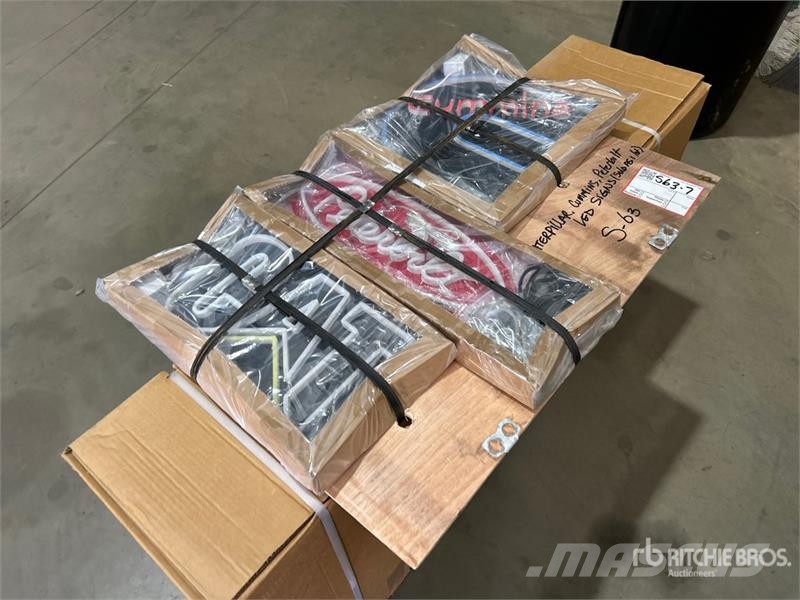 Quantity of Caterpillar, Cummins, Peterbilt Neon S Outros componentes
