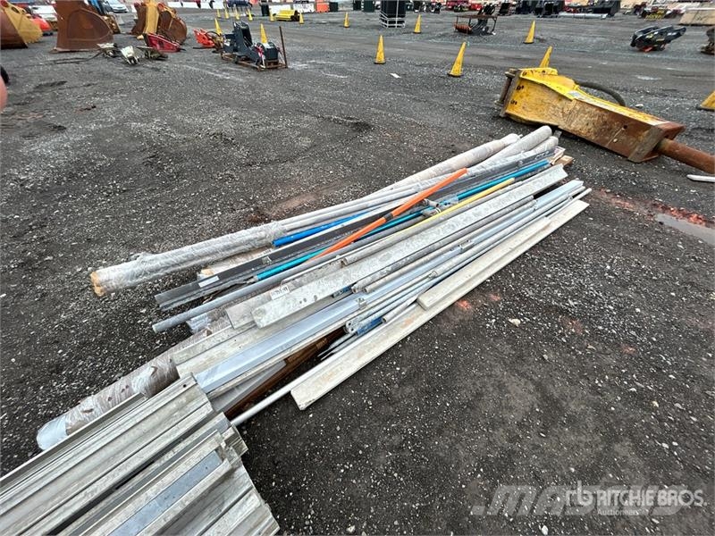  Quantity of Concrete Finishing Tools and Handles Drugi deli