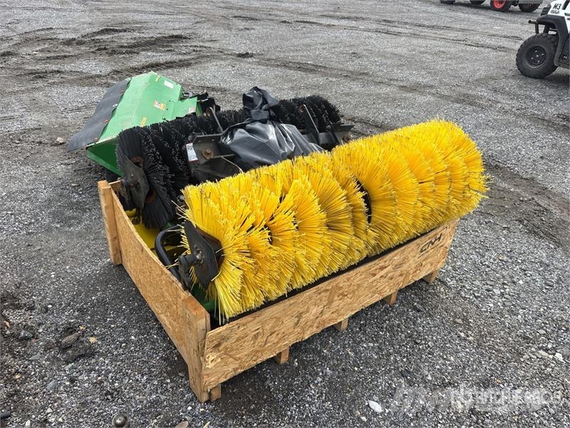 Quantity of Misc Sweeper attachment and Plow Parts Outros componentes