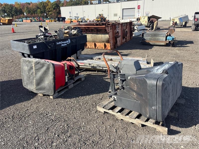  Quantity of Salt Spreaders and Parts 농기계 - 기타
