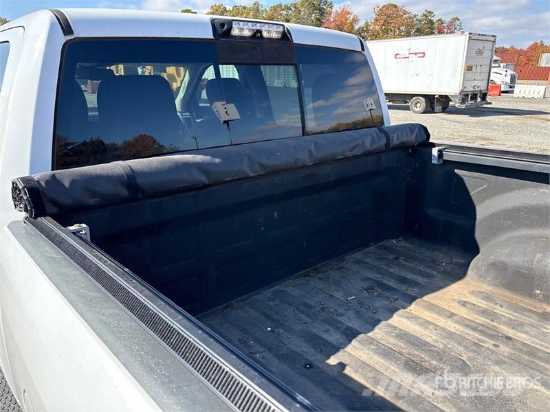 RAM 2500 4x4 Crew Cab Pickup Andre varebiler