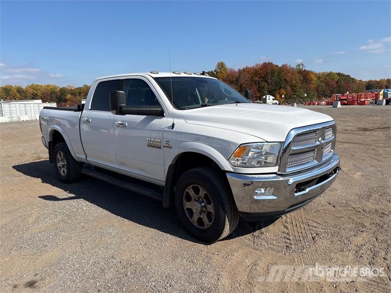 RAM 2500 4x4 Crew Cab Pickup Andre varebiler