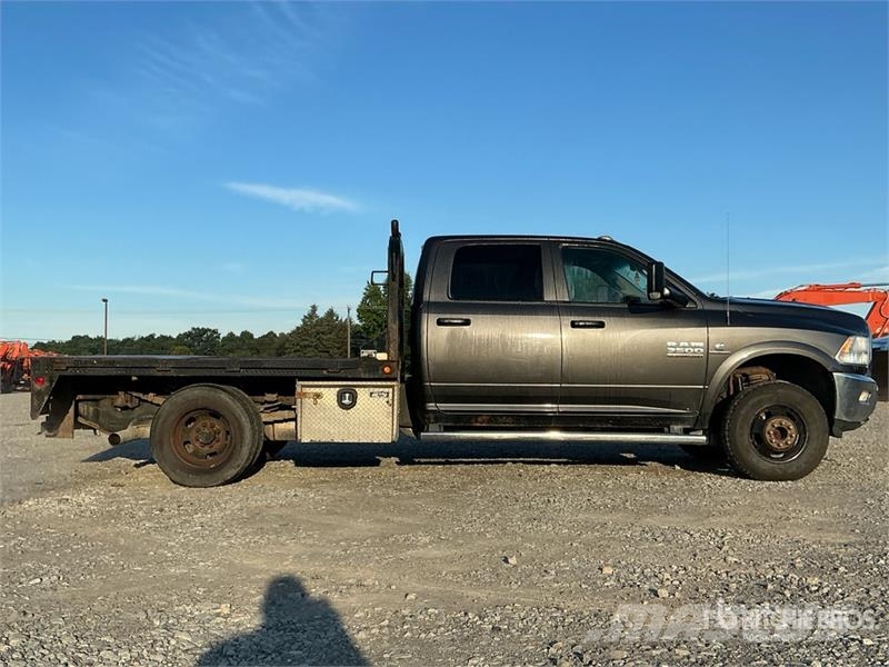 RAM 3500 平板式/側卸式卡車