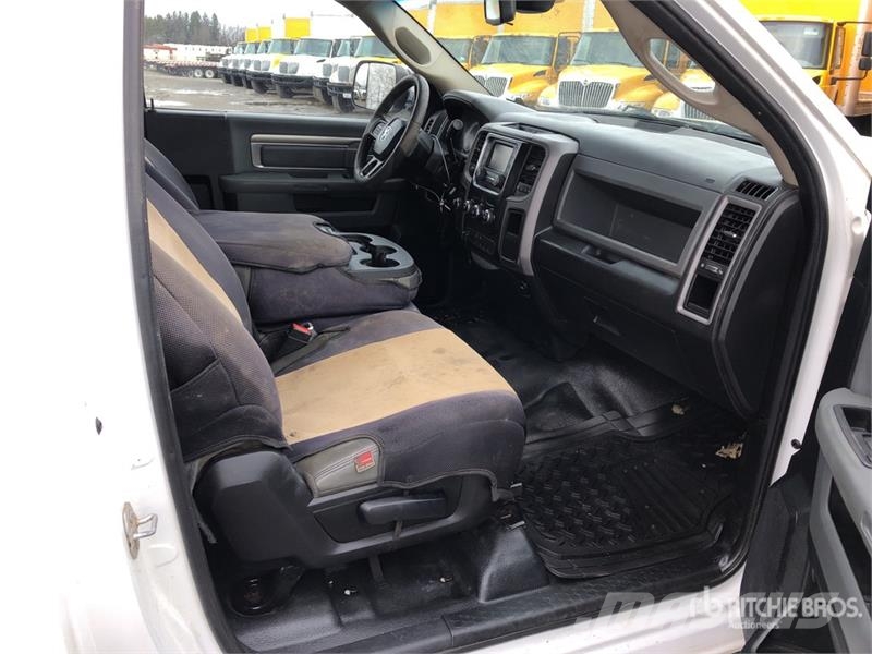 RAM 3500 平板式/側卸式卡車