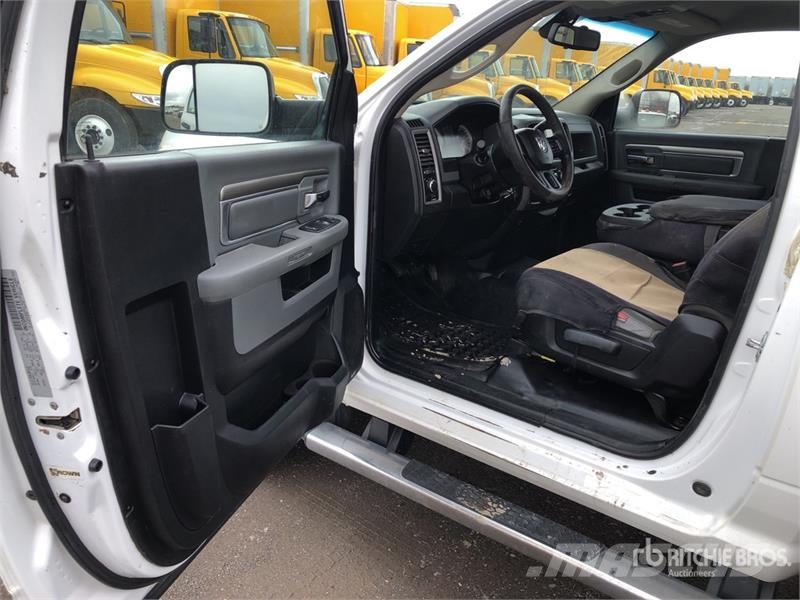 RAM 3500 平板式/側卸式卡車