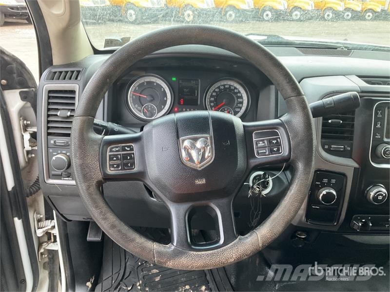 RAM 3500 平板式/側卸式卡車
