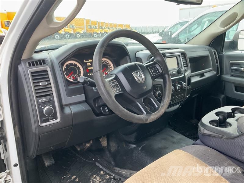 RAM 3500 平板式/側卸式卡車