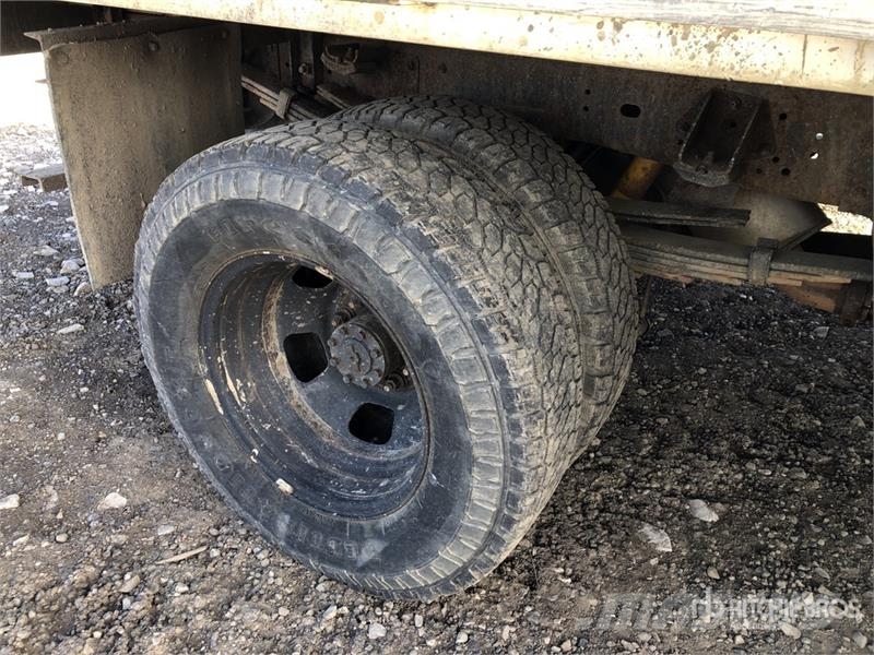 RAM 3500 平板式/側卸式卡車