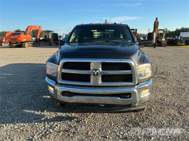 RAM 3500 平板式/側卸式卡車
