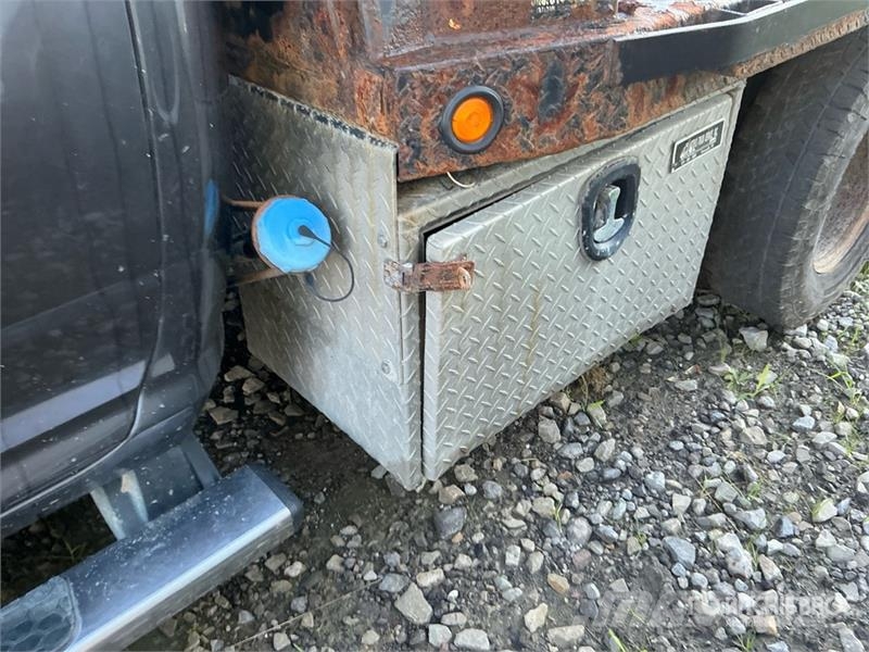 RAM 3500 平板式/側卸式卡車